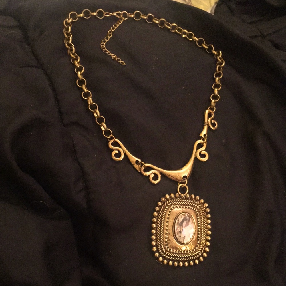 NWT NECKLACE gold style